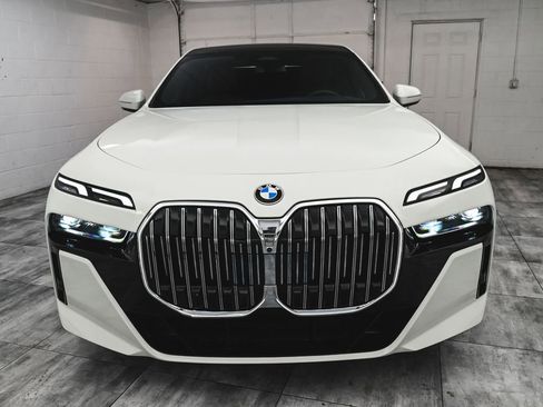 Used 2025 BMW 760i xDrive w/ Premium Package AWD/4WD image 2