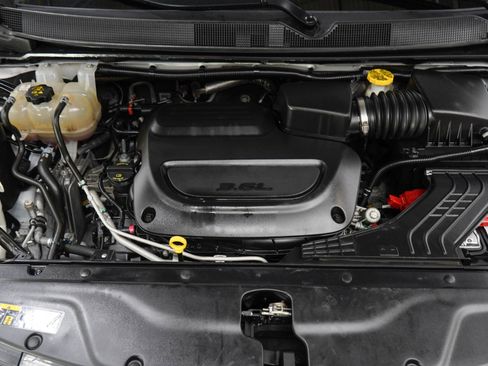 Used 2023 Chrysler Pacifica Limited FWD image 33