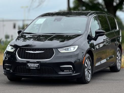 Used 2023 Chrysler Pacifica Touring-L FWD image 3