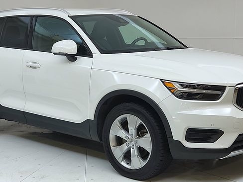 Used 2020 Volvo XC40 T4 Momentum FWD image 1
