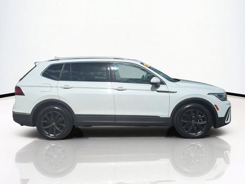 Used 2022 Volkswagen Tiguan SE w/ Panoramic Sunroof Package FWD image 4