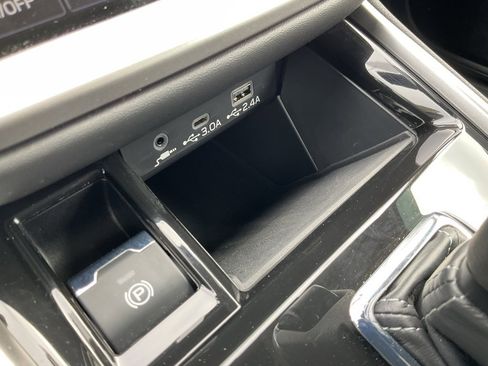 Used 2025 Subaru Outback Premium image 8