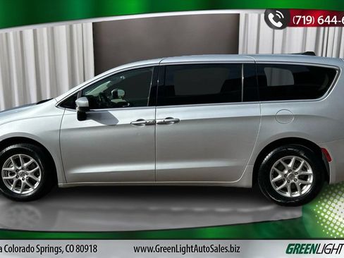 Used 2023 Chrysler Voyager LX FWD image 2
