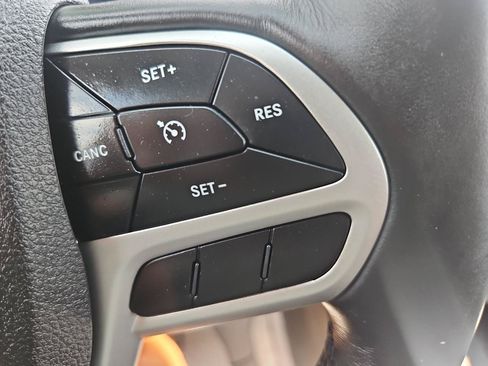 Used 2018 Jeep Cherokee Latitude Plus w/ Cold Weather Group AWD/4WD image 26