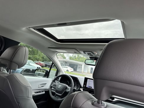 Used 2025 Toyota Sienna XLE FWD image 37