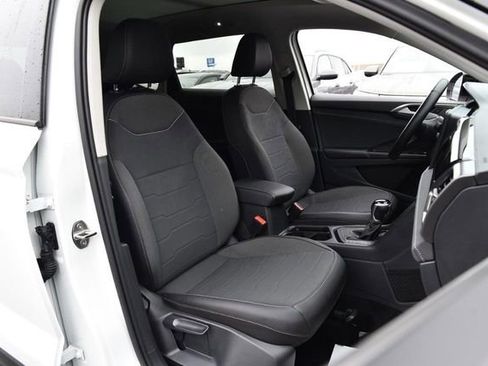 Certified 2025 Volkswagen Taos SE FWD image 19