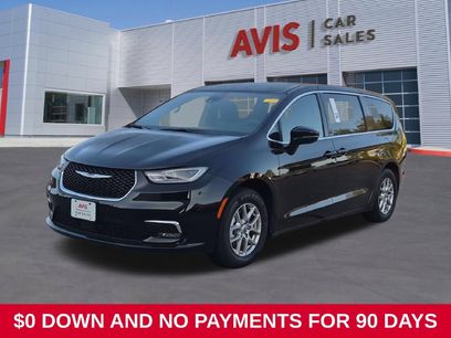 Used 2025 Chrysler Pacifica Select