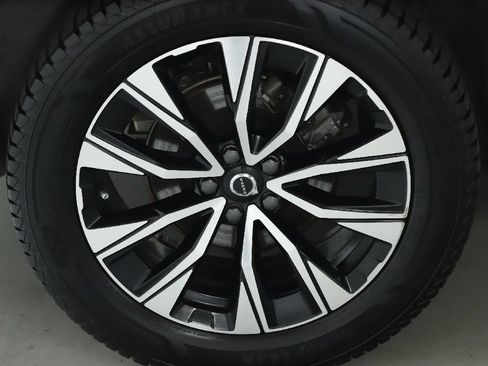 Used 2024 Volvo XC60 B5 Plus AWD/4WD image 12