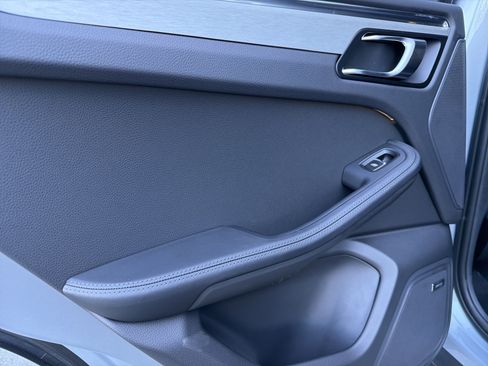 Certified 2025 Porsche Macan image 32