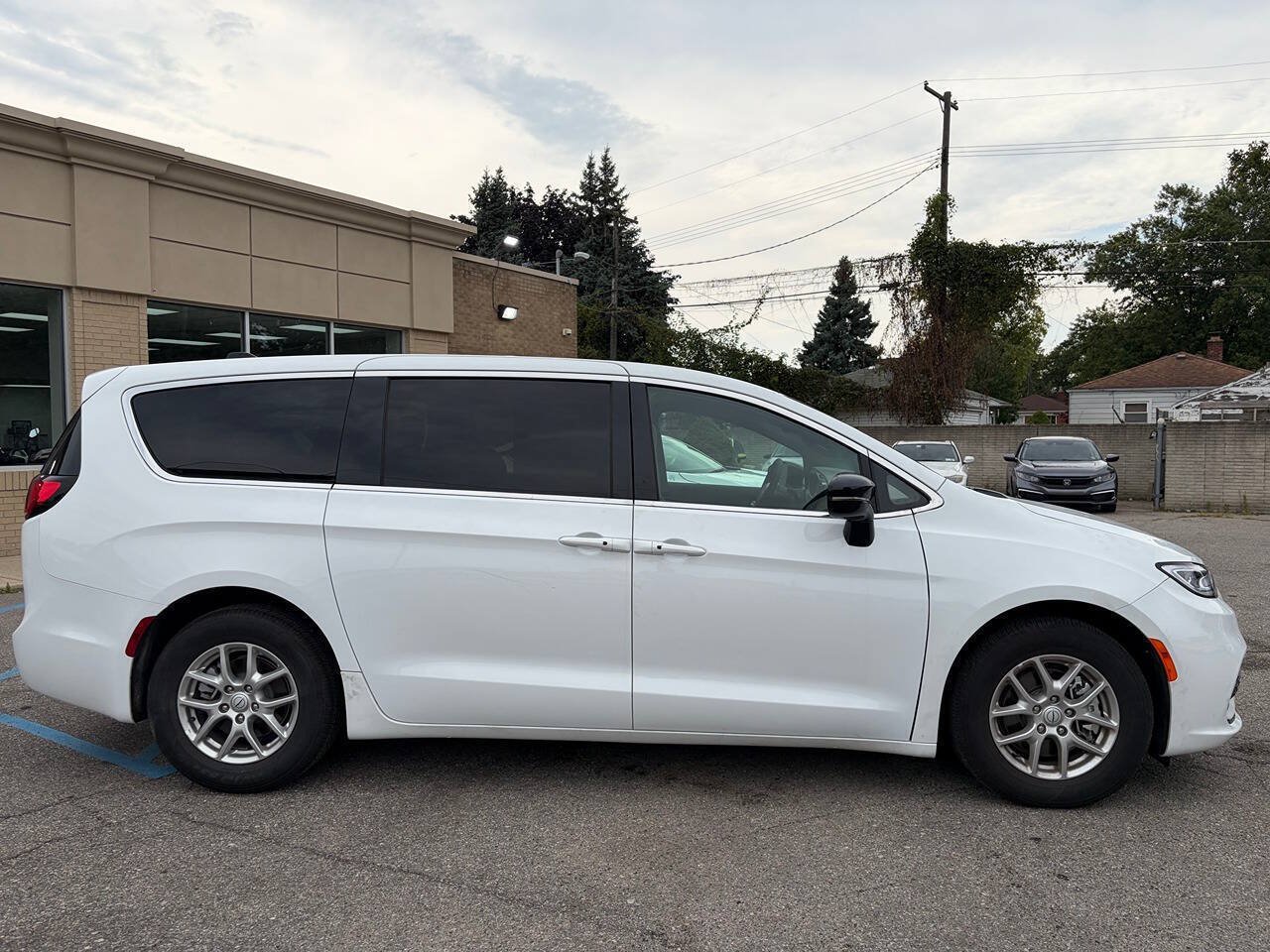 Used 2026 Chrysler Pacifica Select FWD image 4