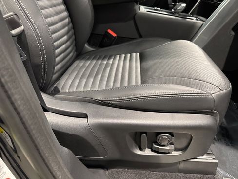 Used 2023 Land Rover Discovery S R-Dynamic image 38
