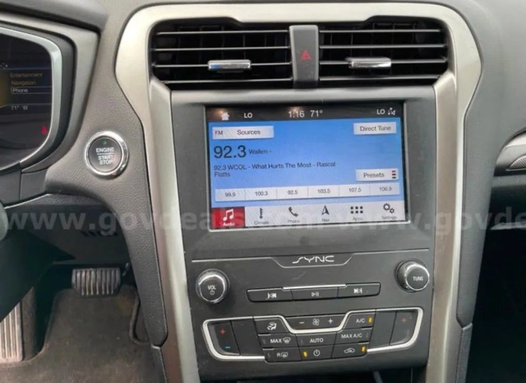 Used 2019 Ford Fusion SE FWD image 16