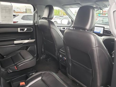 Used 2021 Ford Explorer XLT w/ Equipment Group 202A AWD/4WD image 18