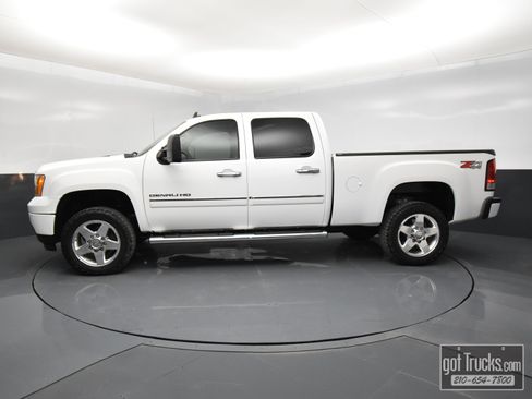 Used 2014 GMC Sierra 2500 Denali w/ Suspension Package, Off-Road image 3