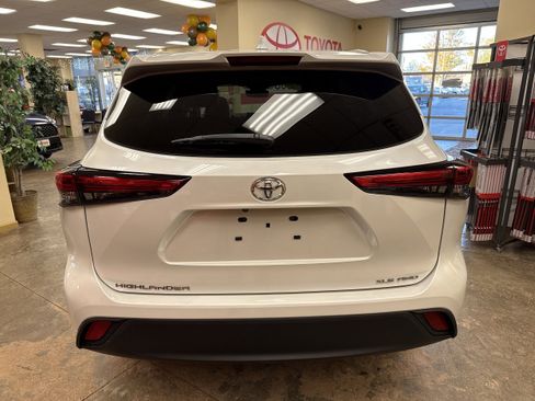 Used 2022 Toyota Highlander XLE image 9