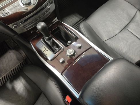 Used 2017 INFINITI Q70 3.7 image 26