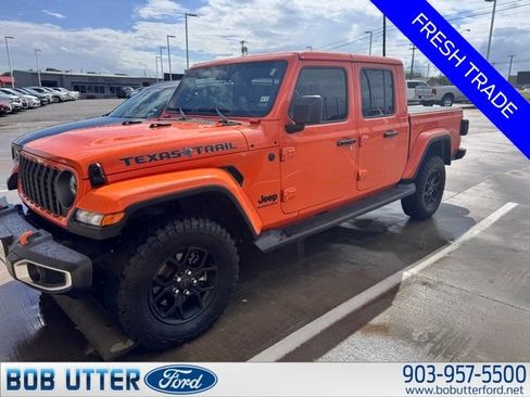 Used 2025 Jeep Gladiator Sport image 3