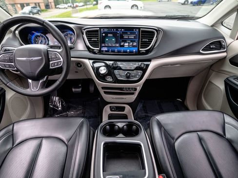 Used 2023 Chrysler Pacifica Touring-L FWD image 13