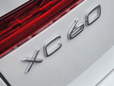 Certified 2025 Volvo XC60 B5 Plus AWD/4WD image 17
