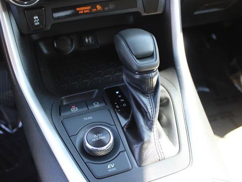 Used 2019 Toyota RAV4 LE w/ Carpet Mat Package AWD/4WD image 4