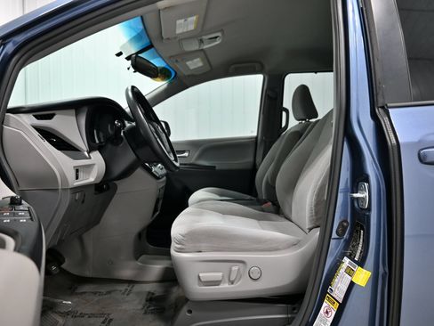 Used 2017 Toyota Sienna LE FWD image 4
