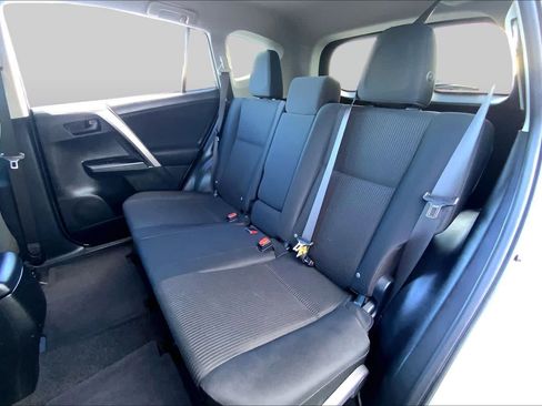 Used 2018 Toyota RAV4 LE FWD image 20
