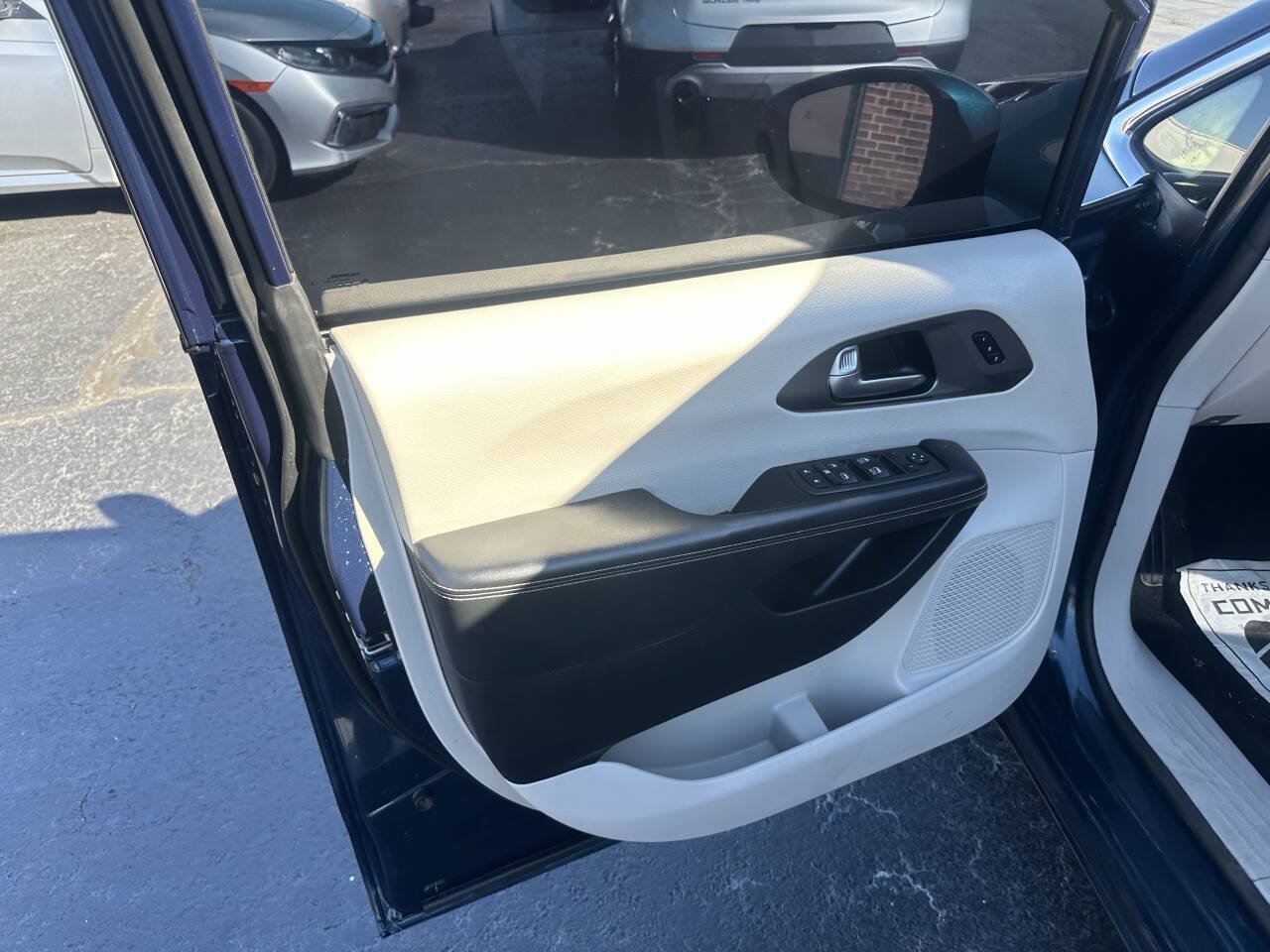 Used 2021 Chrysler Pacifica Touring-L FWD image 11