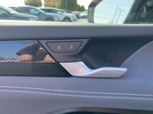 New 2025 Volkswagen Tiguan SE image 23