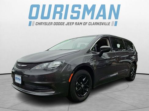 Used 2023 Chrysler Voyager LX image 3