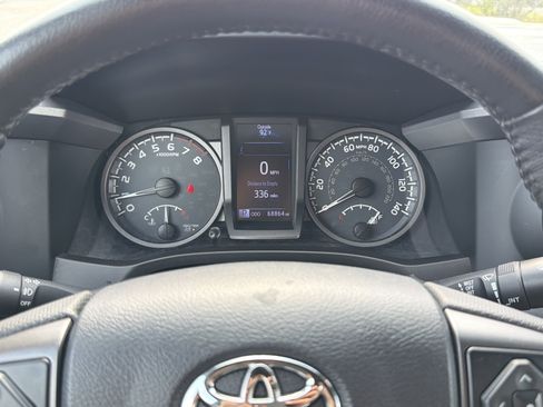 Used 2019 Toyota Tacoma TRD Sport image 12