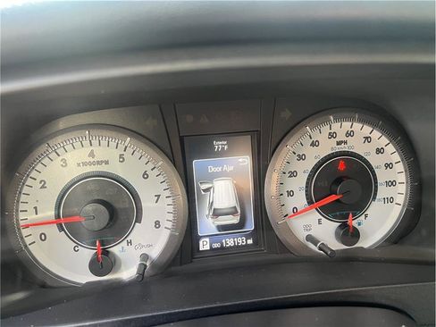 Used 2015 Toyota Sienna SE Premium FWD image 21