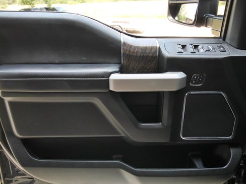 Used 2019 Ford F250 Lariat w/ Lariat Ultimate Package AWD/4WD image 19