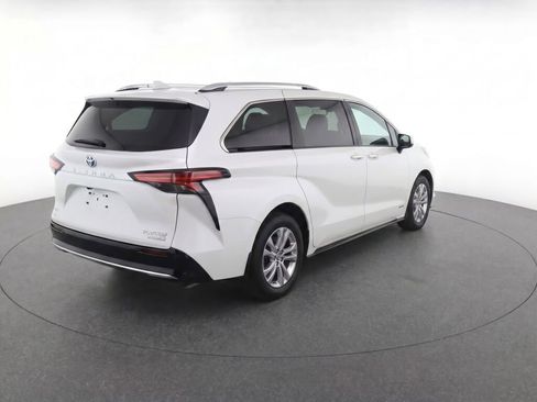 Used 2023 Toyota Sienna Platinum AWD/4WD image 5