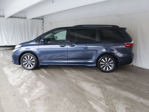 Used 2018 Toyota Sienna LE image 23