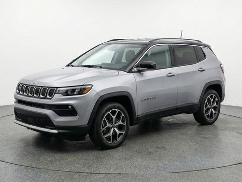 Used 2025 Jeep Compass Limited image 3