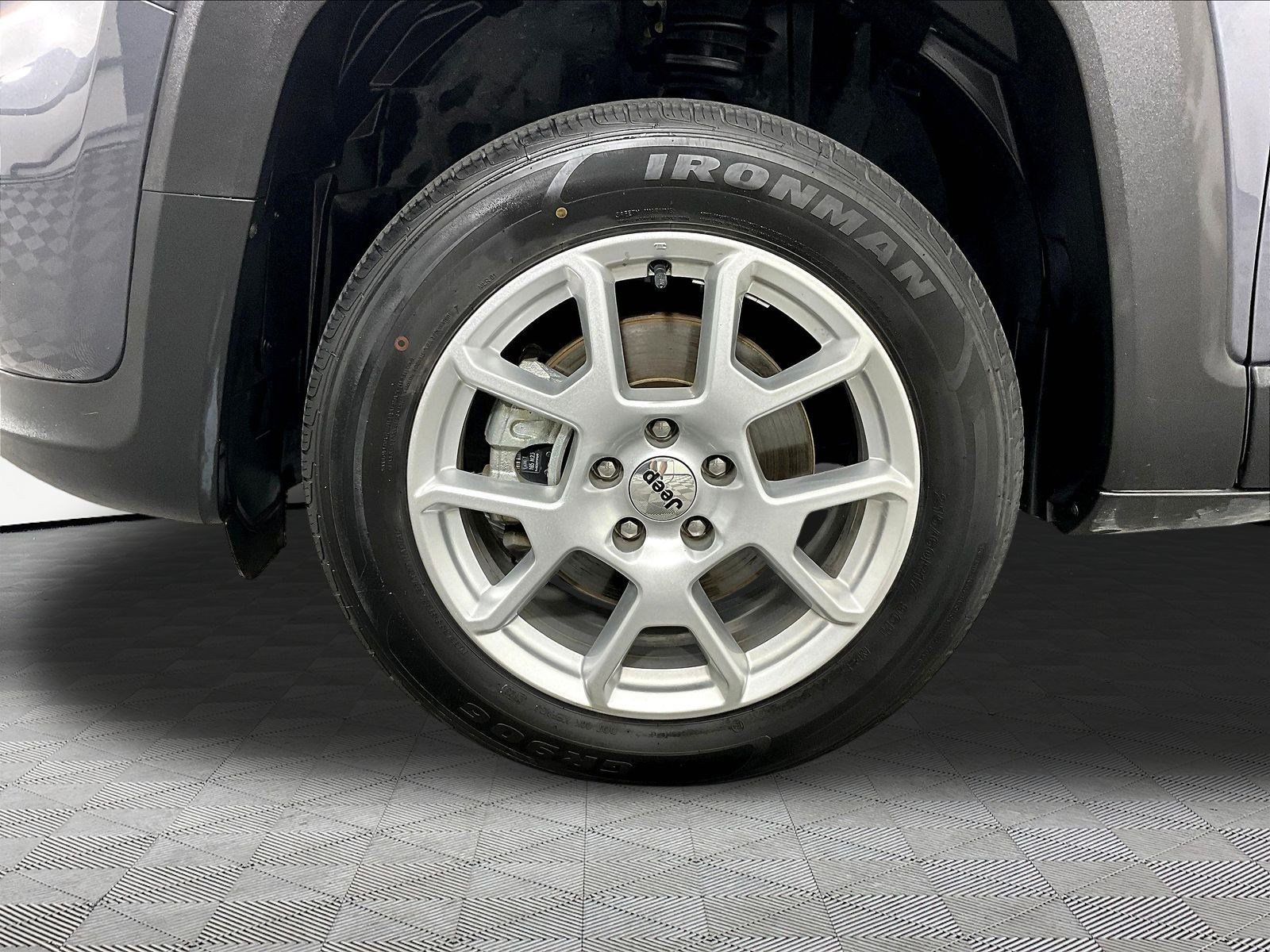 Used 2023 Jeep Renegade Latitude AWD/4WD image 28