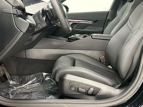 Used 2025 BMW 550e xDrive w/ Premium Package AWD/4WD image 5