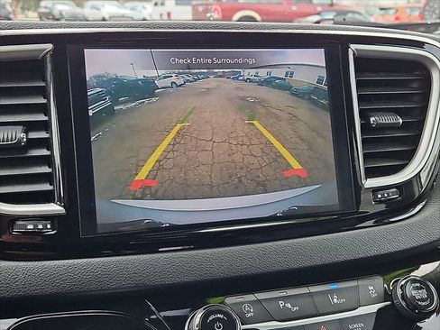 Used 2024 Chrysler Pacifica Touring-L FWD image 15