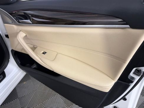 Used 2023 BMW 530i w/ Convenience Package image 33