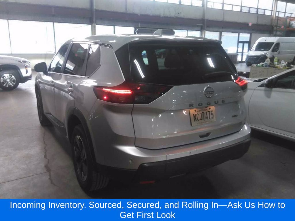 Used 2025 Nissan Rogue SV AWD/4WD image 2