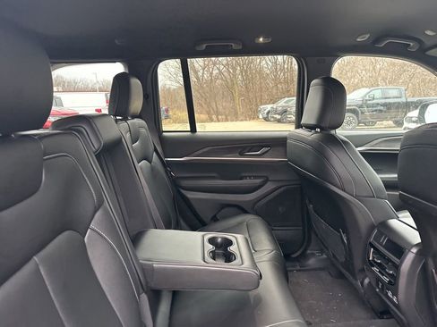 Used 2024 Jeep Grand Cherokee Limited image 12