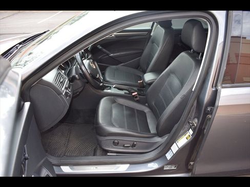 Used 2018 Volkswagen Passat 2.0T R-Line image 16