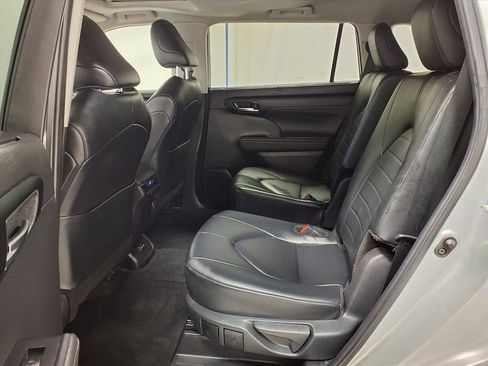 Used 2024 Toyota Highlander XLE image 26