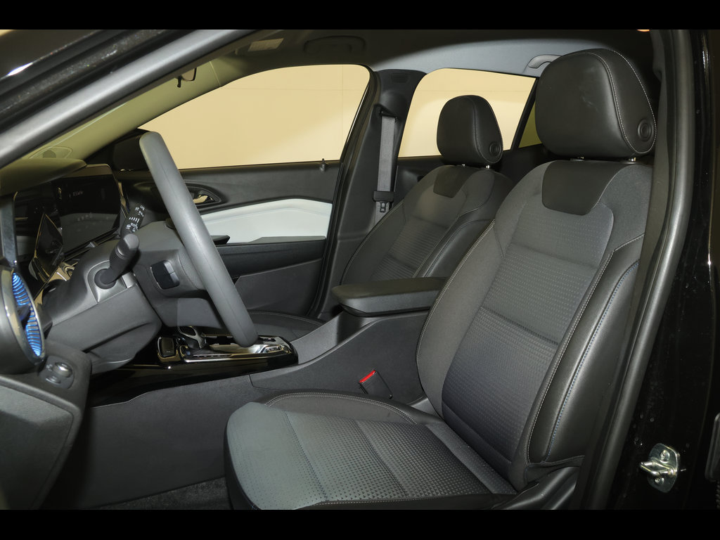 Used 2025 Chevrolet Trax LT FWD image 13