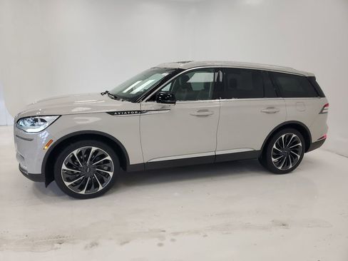 Used 2020 Lincoln Aviator Reserve w/ Equipment Group 202A image 4