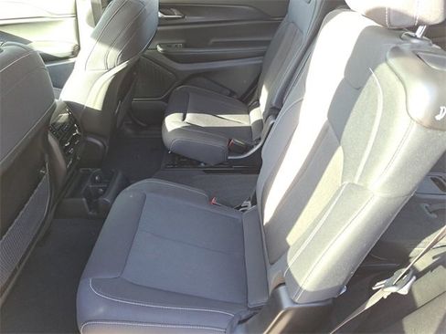 Used 2023 Jeep Grand Cherokee L Laredo image 22