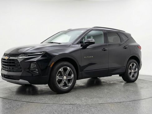 Used 2025 Chevrolet Blazer LT image 3
