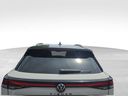Used 2025 Volkswagen Tiguan SE R-Line AWD/4WD image 7