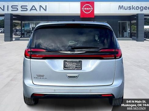 Used 2024 Chrysler Pacifica Touring-L image 6