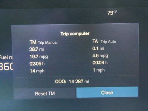 Used 2025 Volvo XC40 B5 Plus image 25